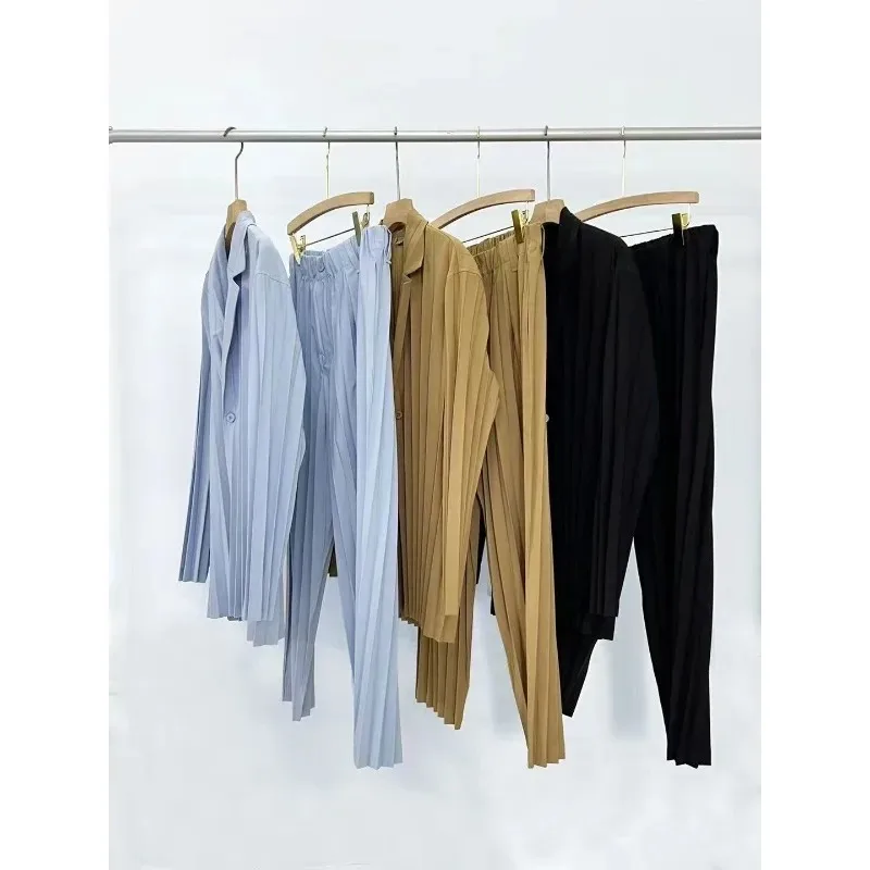 Miyake จีบผู้ชายใหม่ชุดลําลองเสื้อแขนยาว Elasticated ยืดเข็มขัดขาตรงกางเกงริ้วรอยฟรี