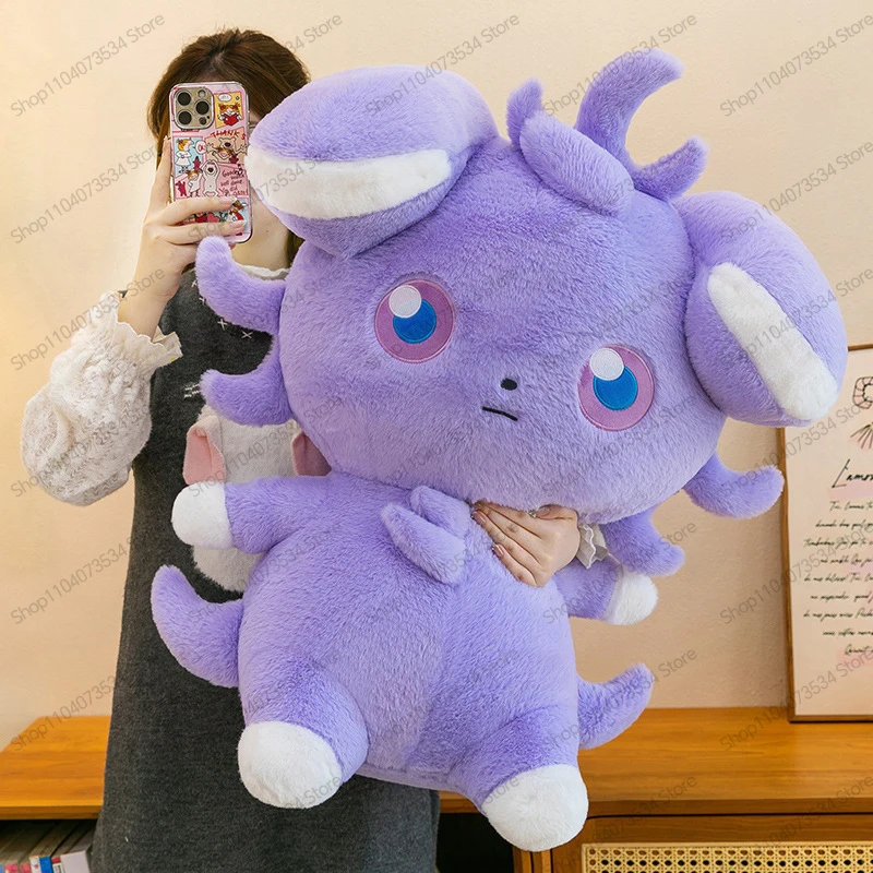 大人気！かわいいポケモン「エスプール」のぬいぐるみ。子供向けの誕生日プレゼントや、お部屋のインテリアに最適な、ふわふわで柔らかい抱き枕。