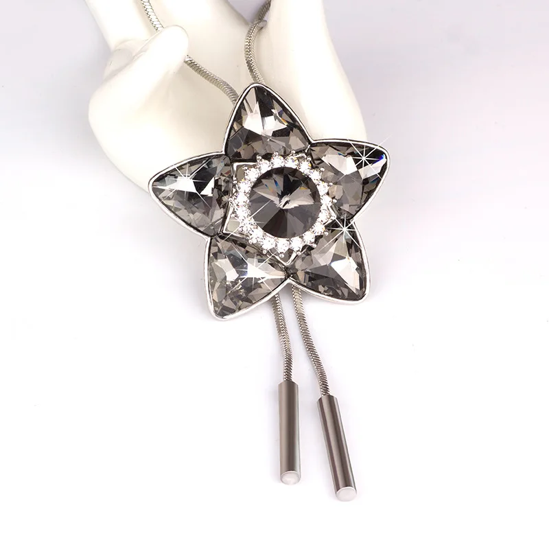 سلاسل سترة عصرية، وسلاسل سترة على شكل نجمة، ومعلقات فستان نسائية طويلة ومتعددة الاستخدامات، وقلائد كريستالية