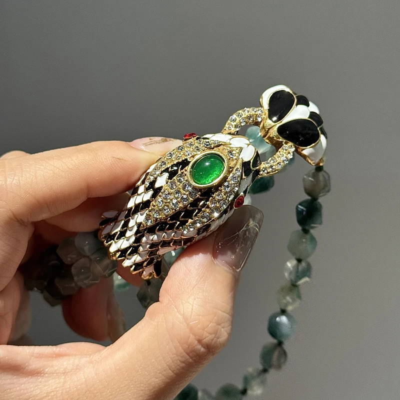

Vintage Green Natural Stone Beaded Chain Snake Head Bracelet Women Accessories White Black Enamel Design Jewelry Luxury Festival