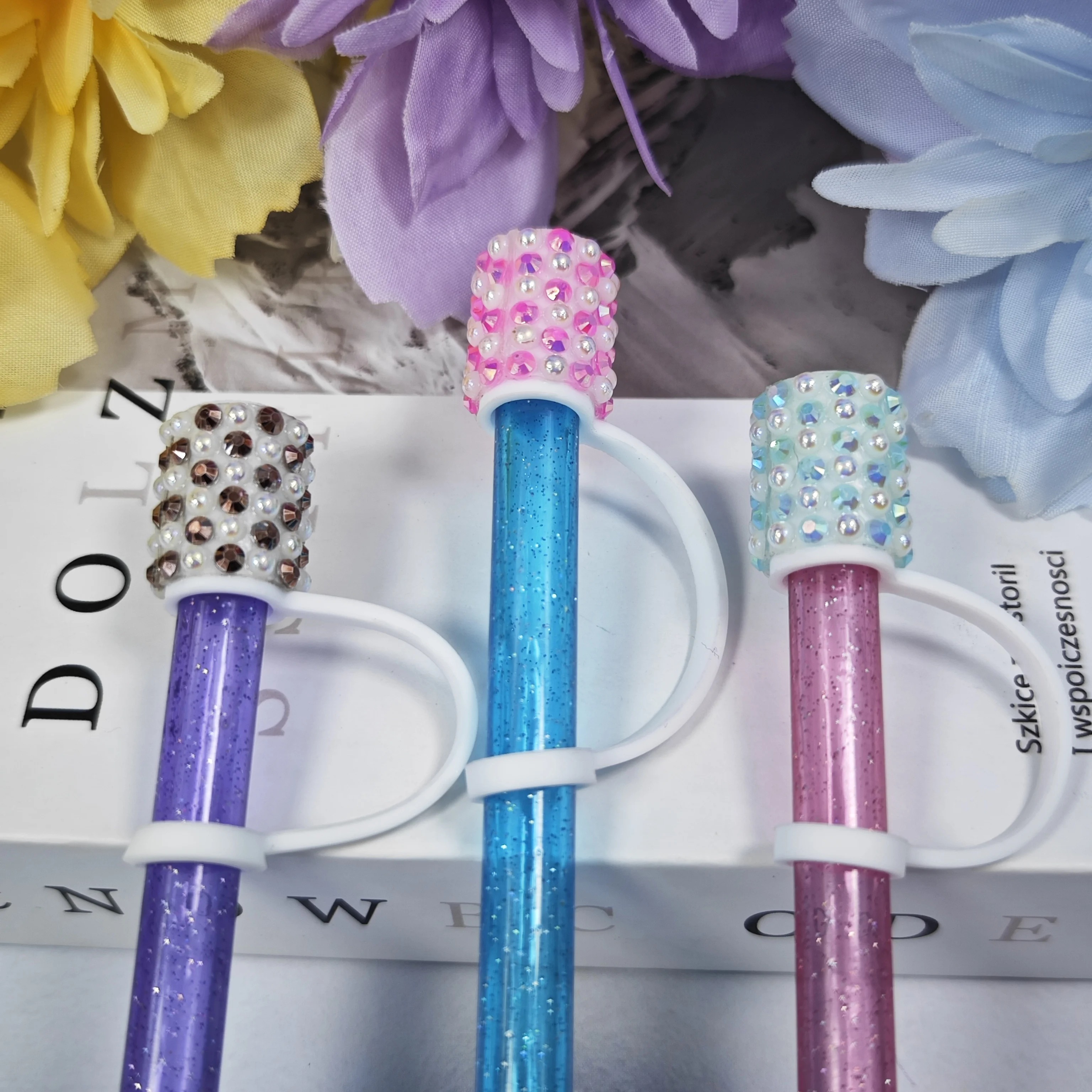 Diamond-Encrusted Pearl Cylindrical Straw Cap Protective Case Luxury Accessory for Stylish Protection