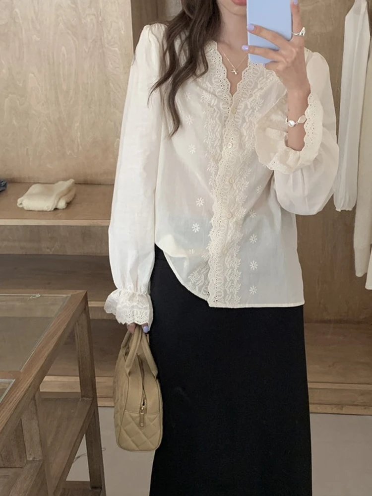 قميص نسائي أنيق بأكمام جرس مطرزة وياقة على شكل V، تصميم فضفاض بأسلوب كوري عصري للربيع #3