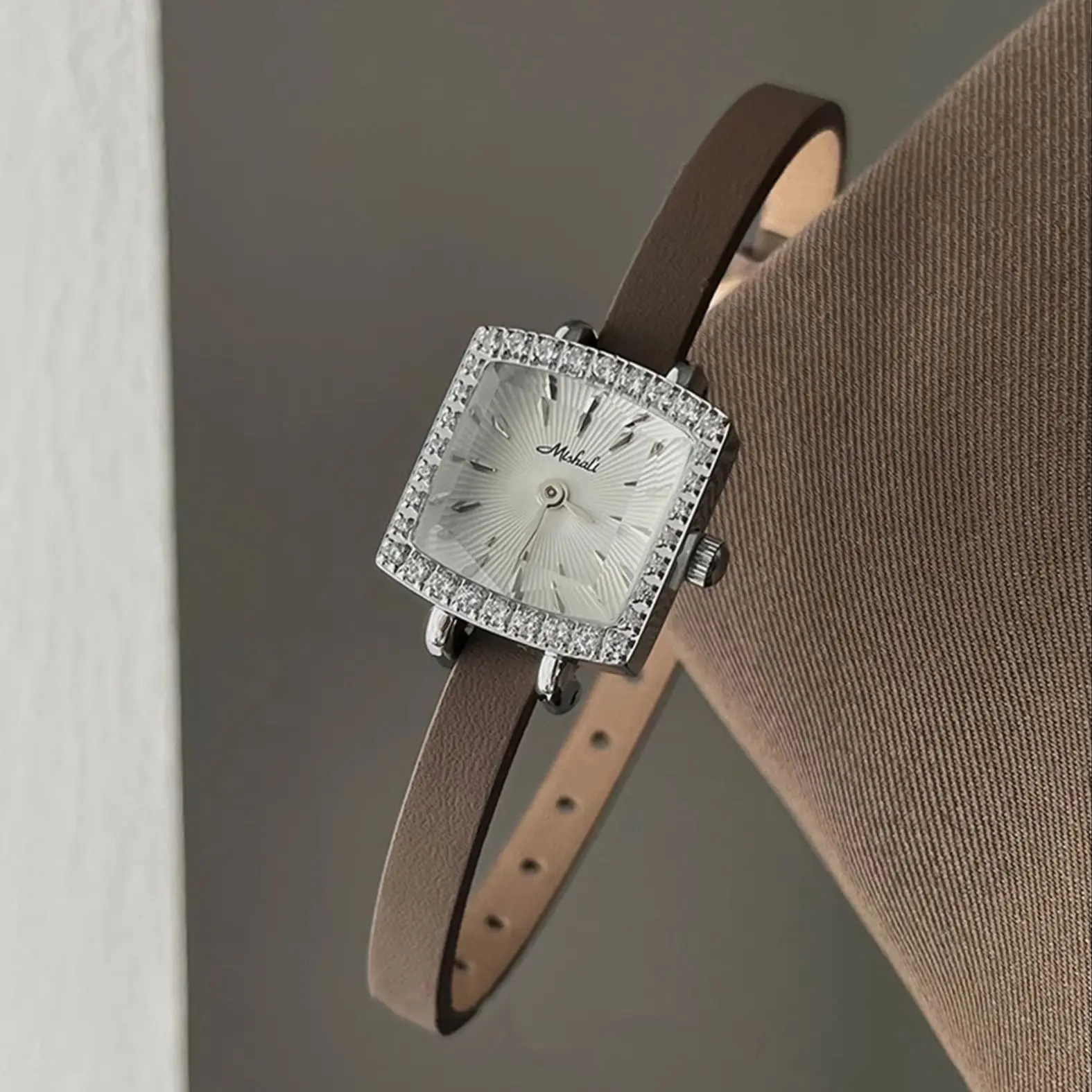 Vintage Women's Watch with High-end Diamond Inlaid Small Dial Genuine Leather Watch Fashionable Quartz Women's Watches Gift