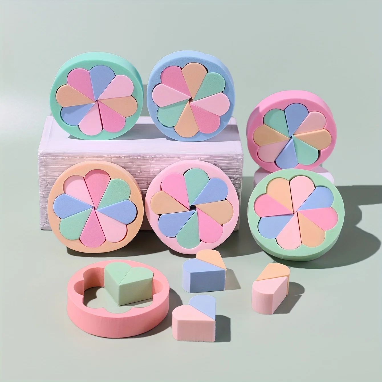 قطعة واحدة من إسفنجة مكياج دائرية متعددة الألوان - غير ماصة لكريم الأساس/كونسيلر، مثالية لمستحضرات التجميل السائلة/الكريمية