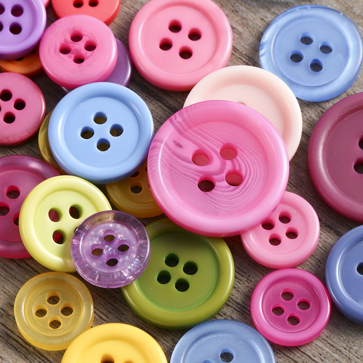 

600Pcs Colorful Buttons Resin Craft Buttons Mixed Sizes 27x27cm for Sewing DIY Decoration Scrapbooking Knitting Crochet Kids