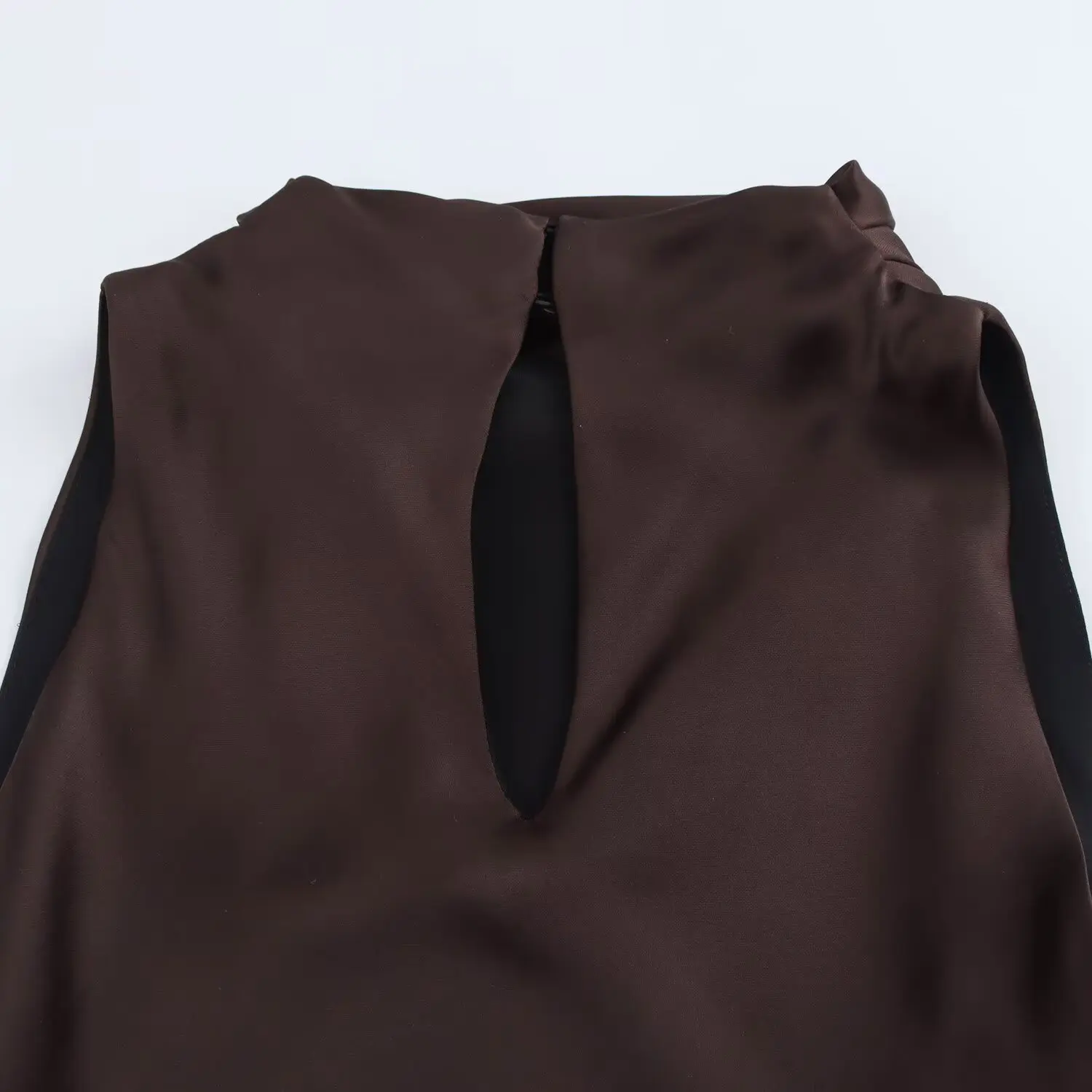 2025 RARA ربيع جديد ملابس نسائية كومة طوق بلا أكمام مع حزام نسيج الساتان فستان حريري مثير #6