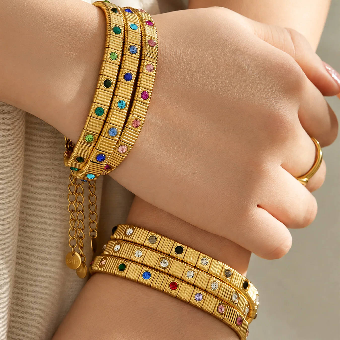 Edelstahl-Armband mit Streifenmuster, Quadratischen Perlen und Gliedern, 18K Vergoldet, mit Farbigen Kubischen Zirkonia für Damen – Detail 5
