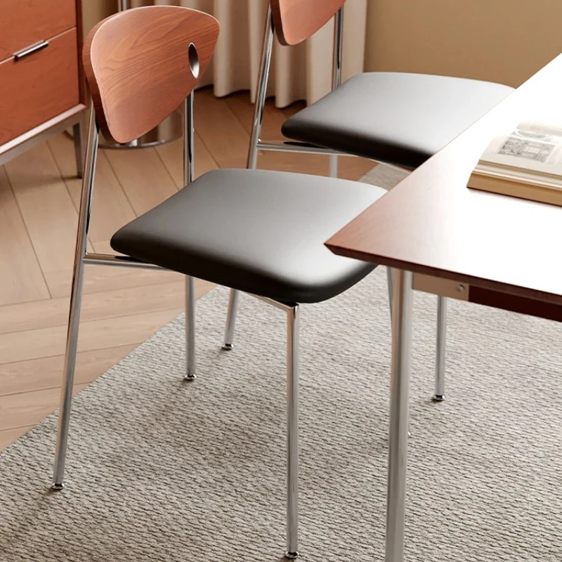 كرسي طعام صناعي عتيق من الفولاذ المقاوم للصدأ مع مسند ظهر خشبي مصمم للمقهى ومقعد مطعم بسيط