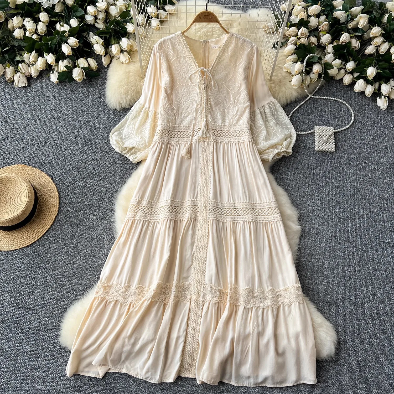 

Sweet Retro V-neck Lace Lantern Sleeve Lace Stitching Embroidery Dress Women's Loose A-line Medium-length Holiday Beach Dress