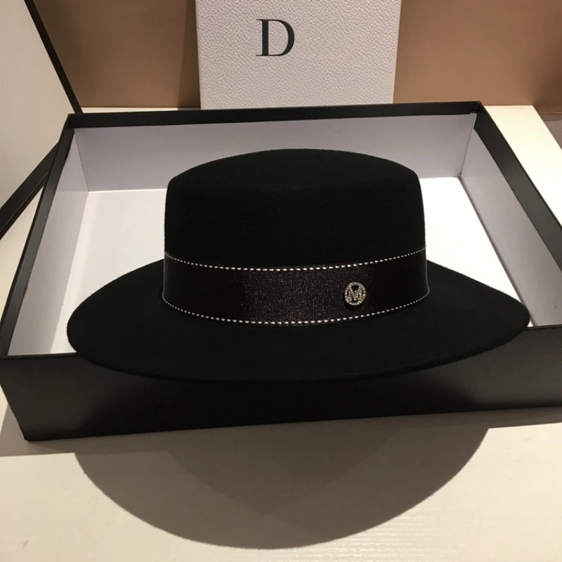 قبعة فيدورا من الصوف بحافة واسعة مسطحة باللونين الأبيض والأسود بألوان محايدة لملابس الخريف والشتاء غير الرسمية للجنسين للرجال والنساء