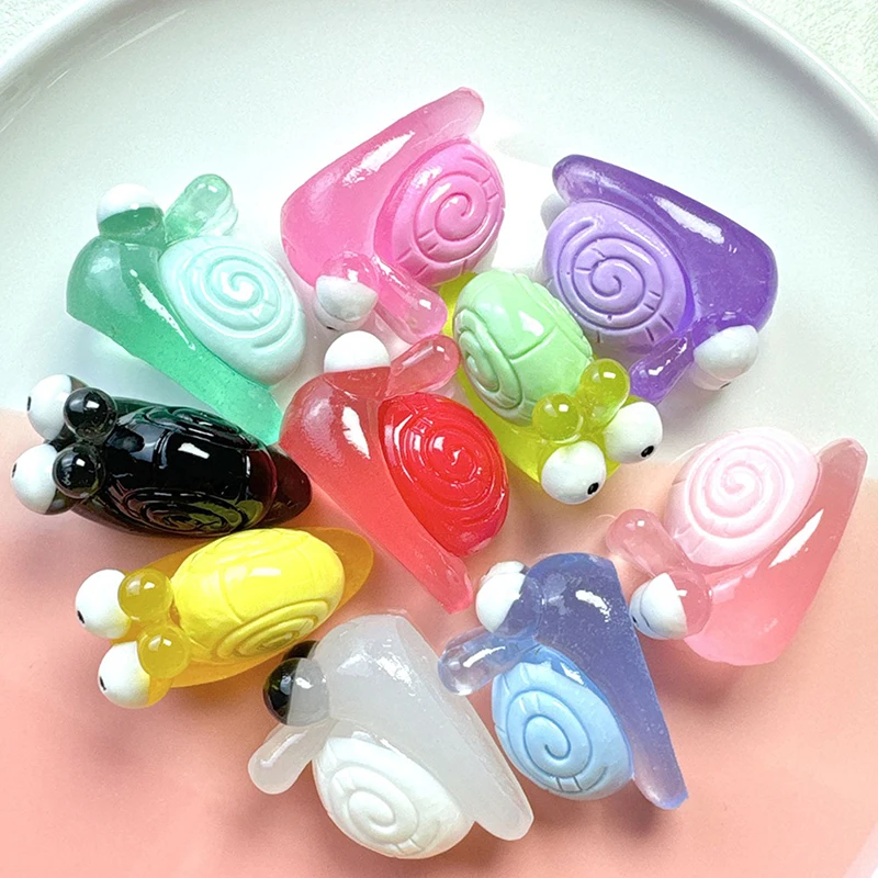 1 unidad de decoración de muñecos DIY noctilucentes de caracol de dibujos animados, colgante de resina hecho a mano, funda de teléfono, accesorios estereoscópicos, decoración artesanal para el hogar y el coche