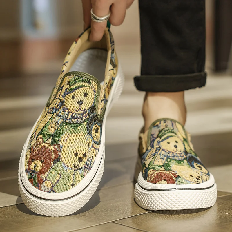 Men's Canvas Shoes Fashion Bear Printing Breathable Board Shoes Korean Version Soft Sole Lightweight Slip on Flat Casual Shoes