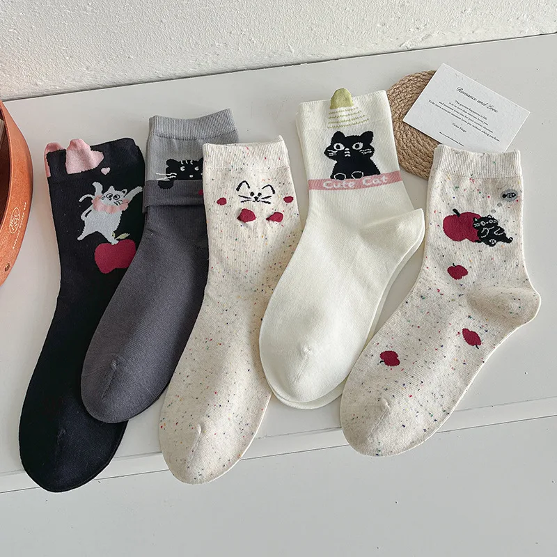 1/5 Paar süße Cartoon-Katze-Freizeitsocken für Frauen im Frühling und Herbst, warme, schweißabsorbierende, einfache, bequeme Socken mit mittlerer Röhre