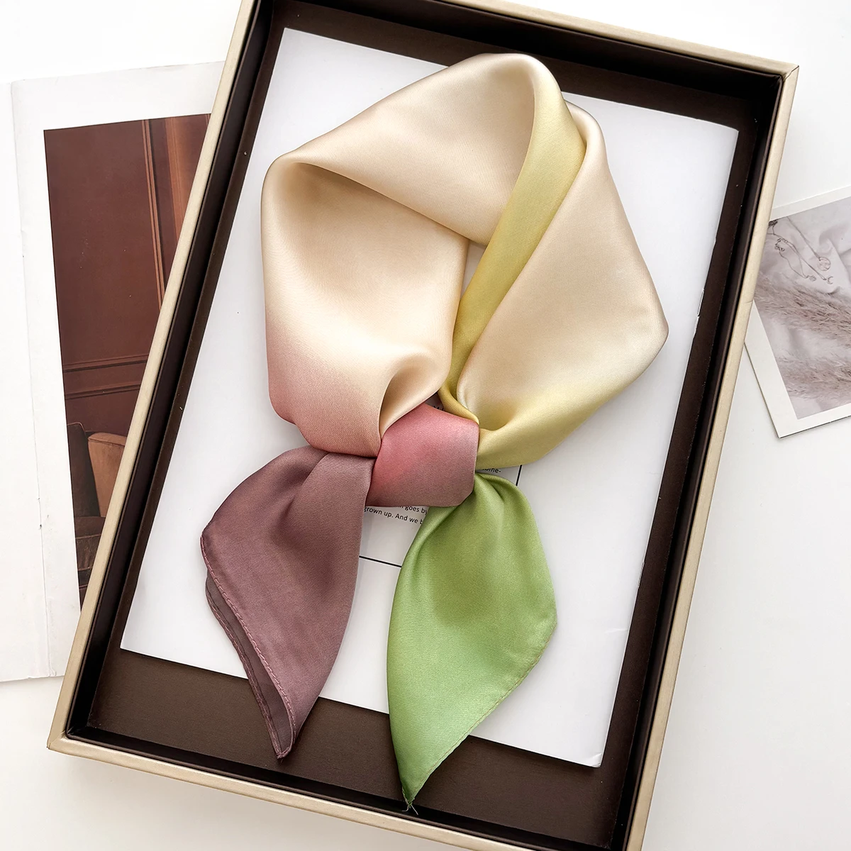 2025 Luxusdruck Damen Satin Quadratischer Schal Damen Imitation Seidenschal Atmungsaktives winddichtes Modeaccessoire