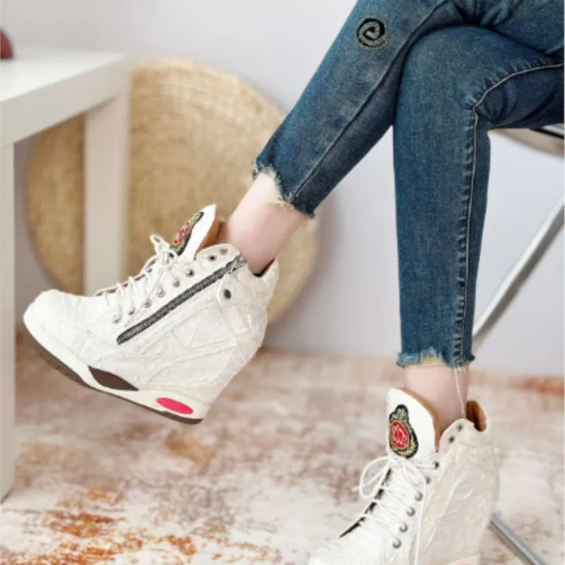 

Европейская и американская мода и индивидуальность: женские осенние ботинки на толстой подошве с шнуровкой.