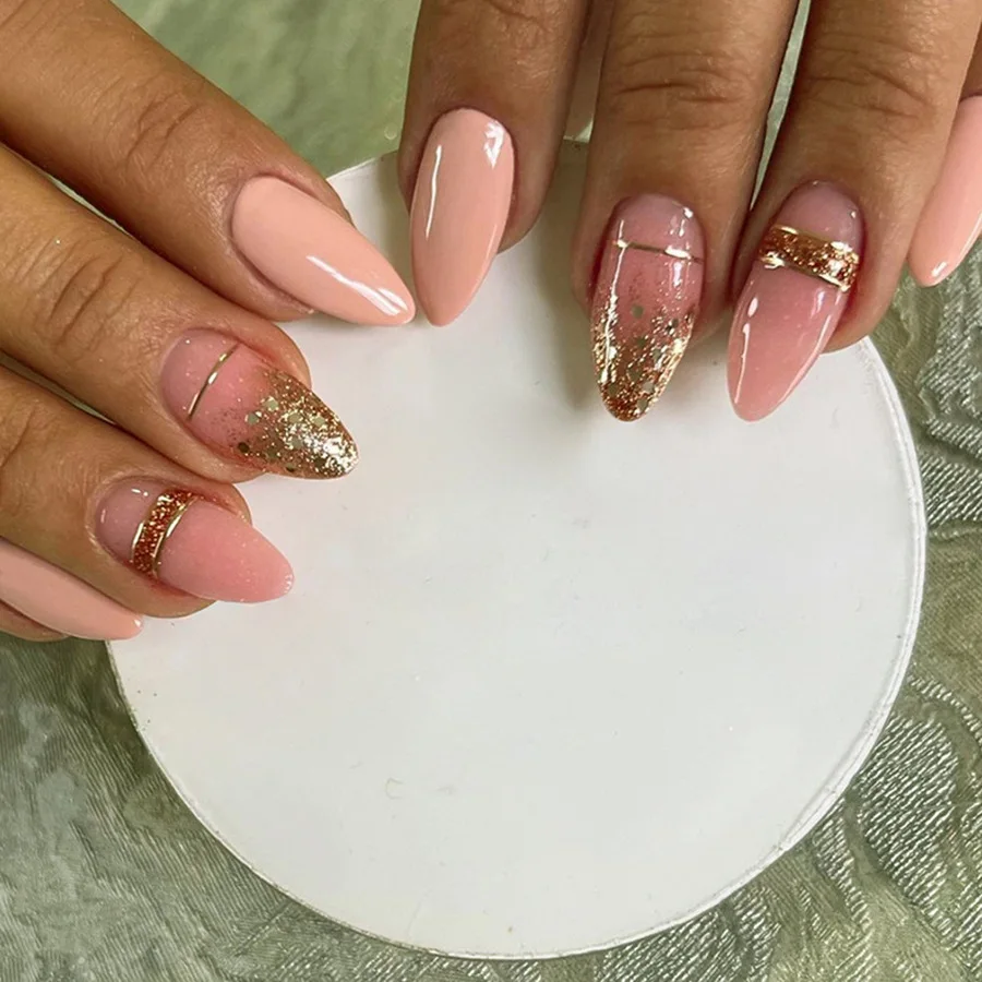 Mittellange künstliche Nägel für Frauen, Mädchen, Nude-Rosa, mandelförmige Nagelspitzen mit glitzernden Glitzerstreifen, French-Strips, vollständige Abdeckung, zum Aufkleben, falsche Nägel