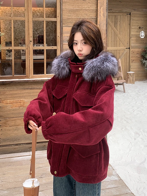 معطف نسائي من القطيفة بلون النبيذ الأحمر مع ياقة فرو كبيرة وخصر ضيق للتدفئة