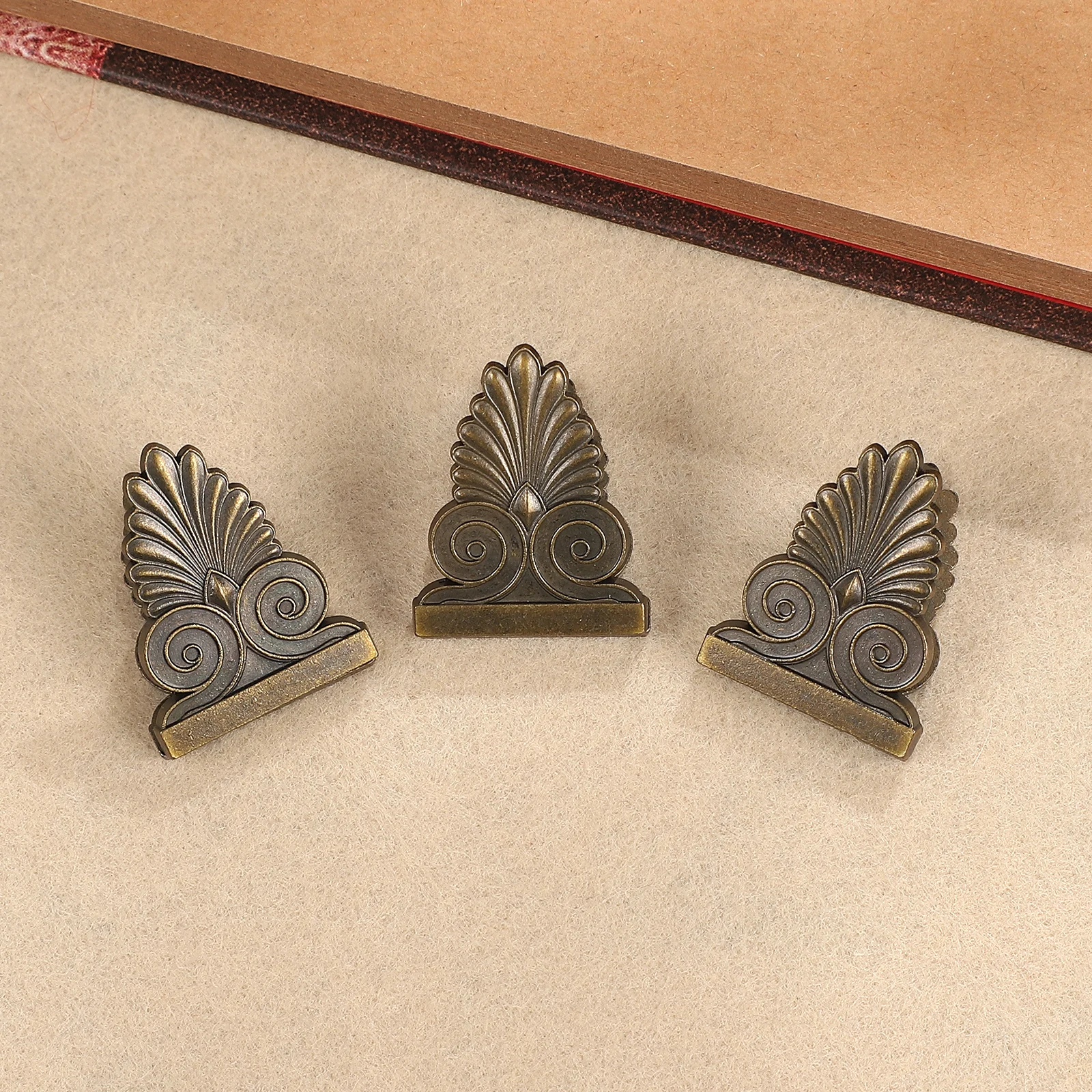

2pcs Vintage Leaf-shaped Metal Wallet Paperclip Creative DIY Journal Material Collage Student Supplies Stationery