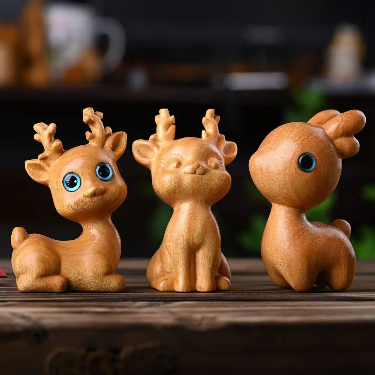 Golden Sandalwood Cute Eye Deer Wood Carving Figurine Healing Pet Desktop Ornament Living Room Office Decor Gift For Kids Women