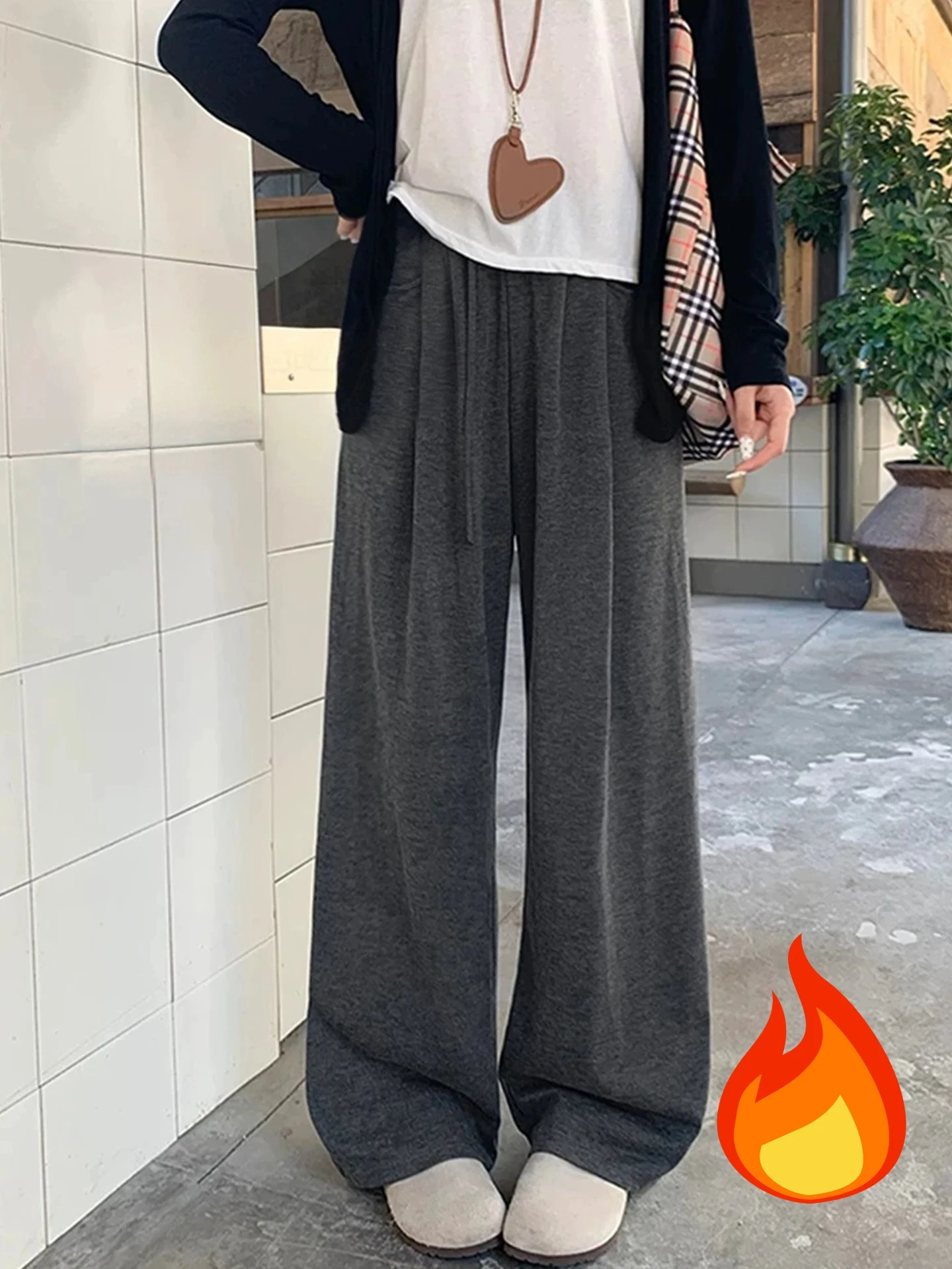 Gezellige grijze broek met hoge taille en wijde pijpen |   Zachte stretchstof |   Perfect voor vakantie-loungen en casual outfits