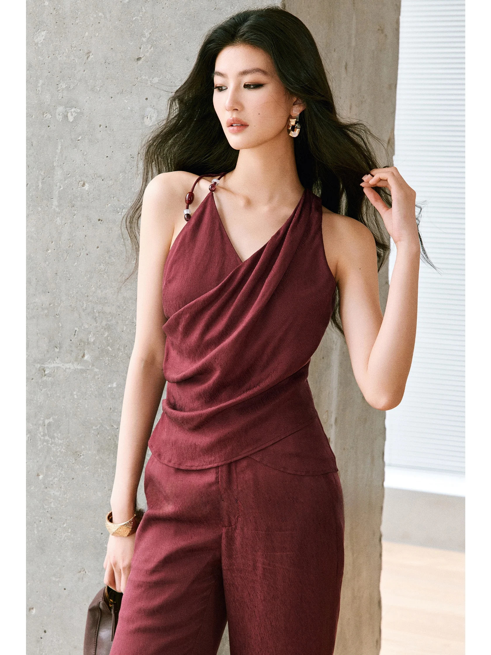 

Модный весенний комплект WANGXO: Текстурированный топ без рукавов с V-образным вырезом и бисерной отделкой, брюки с высокой талией и широкими штанинами для женщин