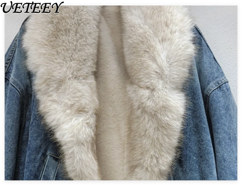 

Высококачественная лоскутная короткая пушистая джинсовая куртка с большим меховым воротником, утепленные теплые парки для женщин, новинка 2025 года, зимнее хлопковое пальто