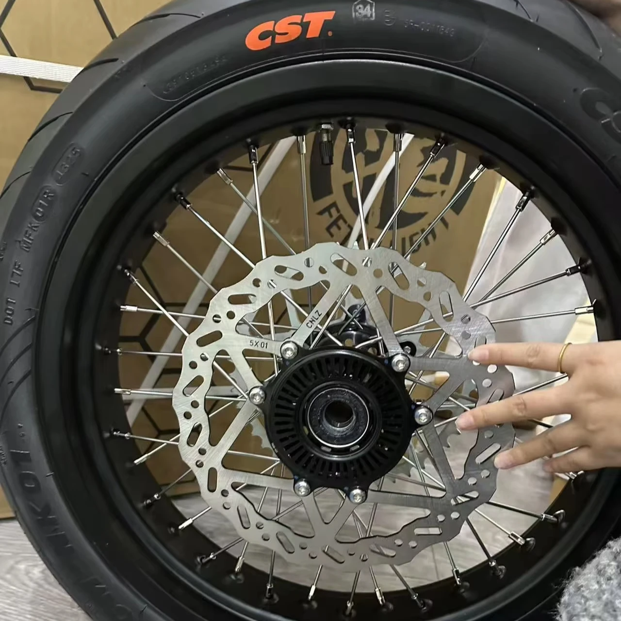 

Professional Racing-Grade Wheelset Semi-Slick Rubber Ultra Bee Supermoto Wheel Kit for Track Competitions