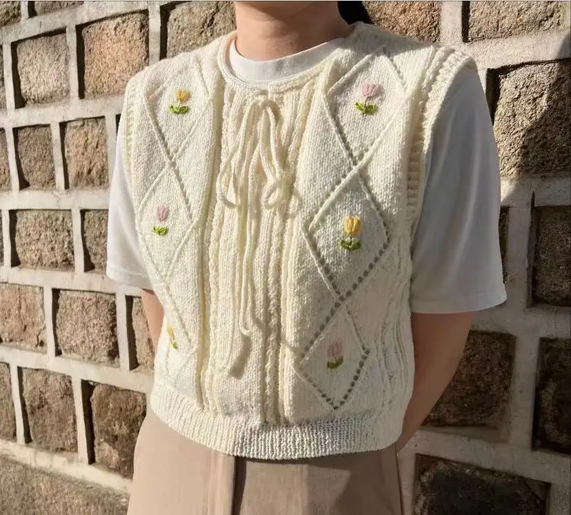 Hand woven diamond patterned floral embroidery sleeveless vest paired with bow and ribbon versatile slim fit round neck women's