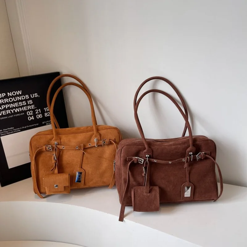 

Popular Tote Bag For Ladies, High-Capacity Leather Construction, Shoulder Carry Option, Famous Designer Aesthetic