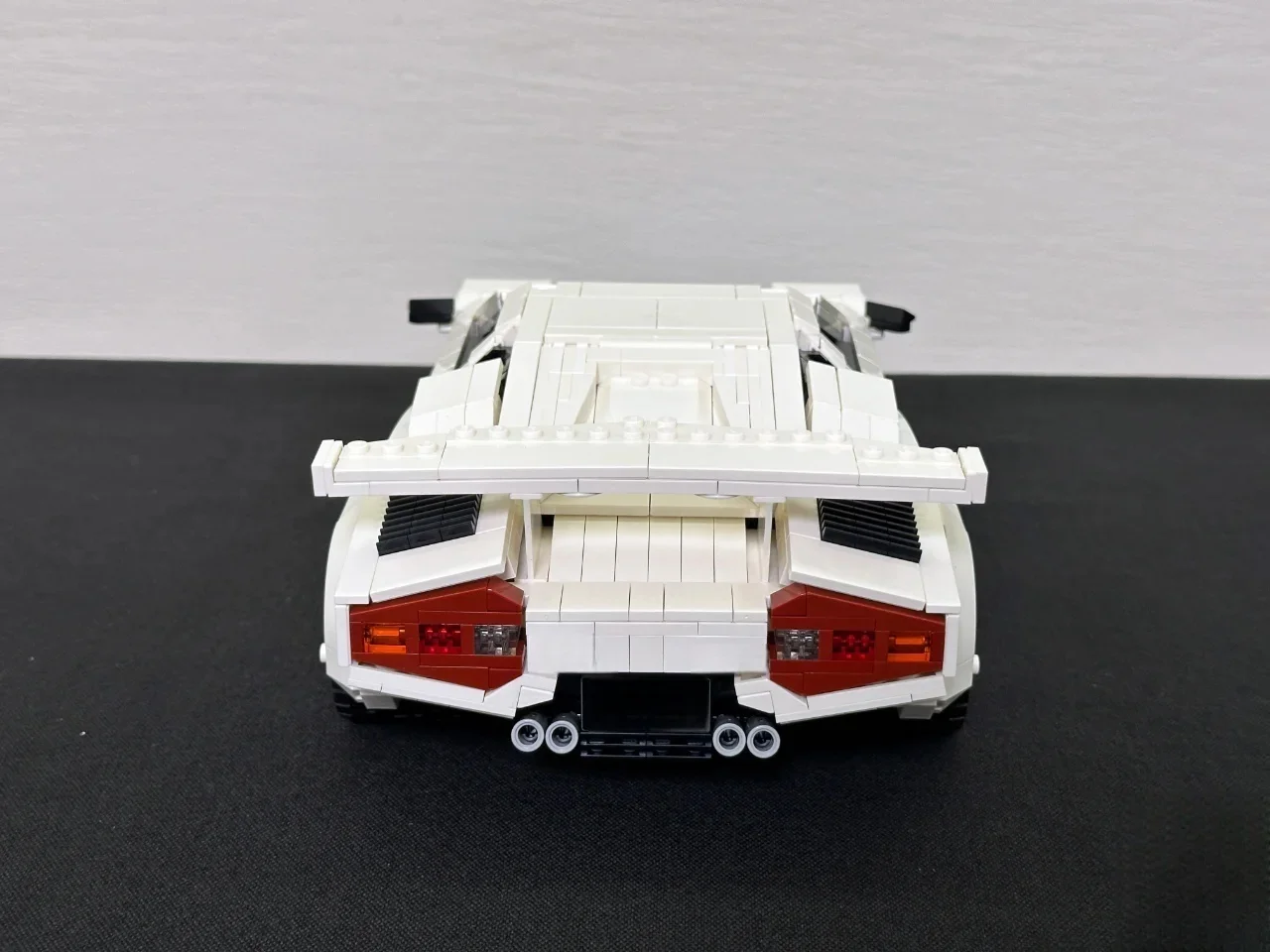 

2026Новая белая модель автомобиля MOC, домашний декор, строительные блоки для мальчиков в качестве праздничных подарков