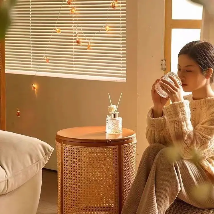 طاولة قهوة مستديرة من الخشب الصلب على الطراز الياباني، غرفة معيشة صغيرة، طاولة جانبية للأريكة