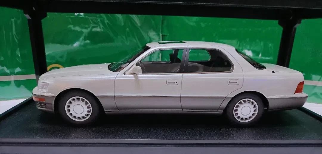 Cult 1:18 LS400 3.0 1994 White Simulation Limited Edition Resin Metal Static Car Model Toy Gift