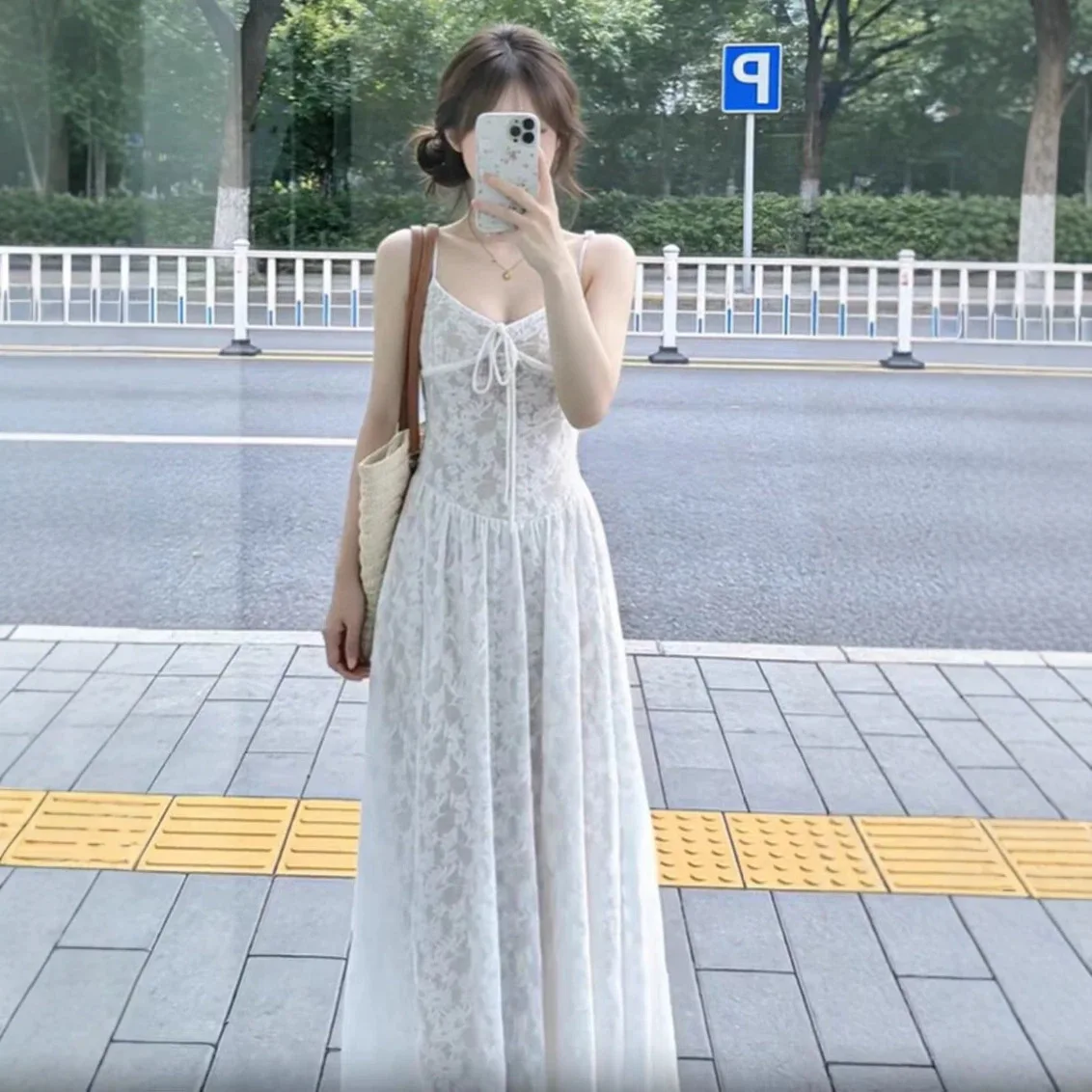Beach Vacation Style White Embroidered Strap Dress Waist Cinched Long Summer Dress Women's Fashionable And Gentle Midi Skirt