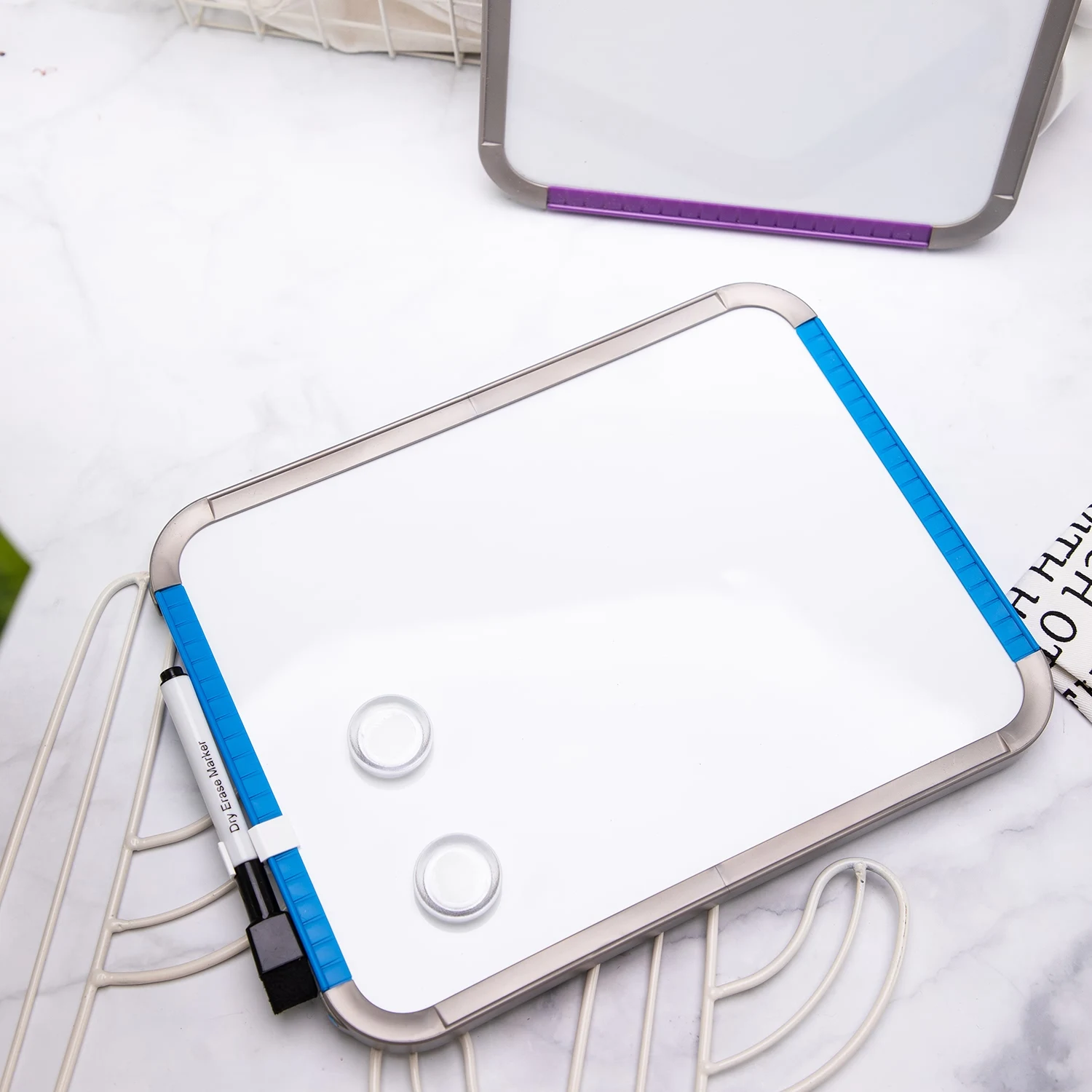 لوح مسح جاف مغناطيسي من ديلي، سبورة بيضاء صغيرة مقاس 8.5 × 11 بوصة مع قلم تحديد، إطار أرجواني، مثالي للخزائن والمكتب والمنزل