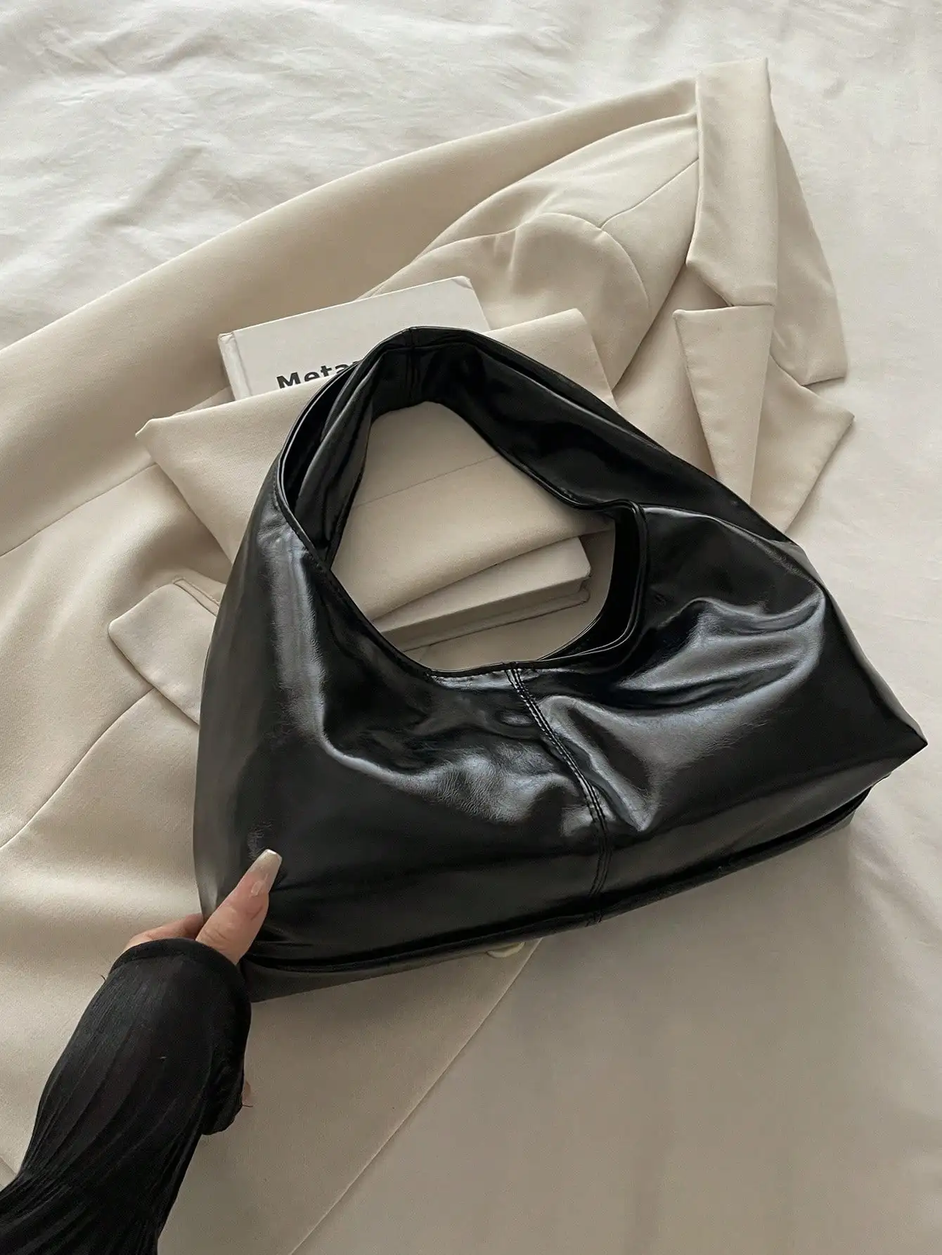 

Черная глянцевая сумка-полумесяц из искусственной кожи с мягким, расслабленным дизайном