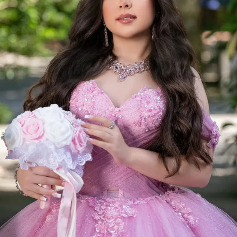 

Блестящие розовые платья Quinceanera по индивидуальному заказу с открытыми плечами, тюлевая аппликация, 3D цветок, длинный хвост, Vestido De 15, Quinceanera