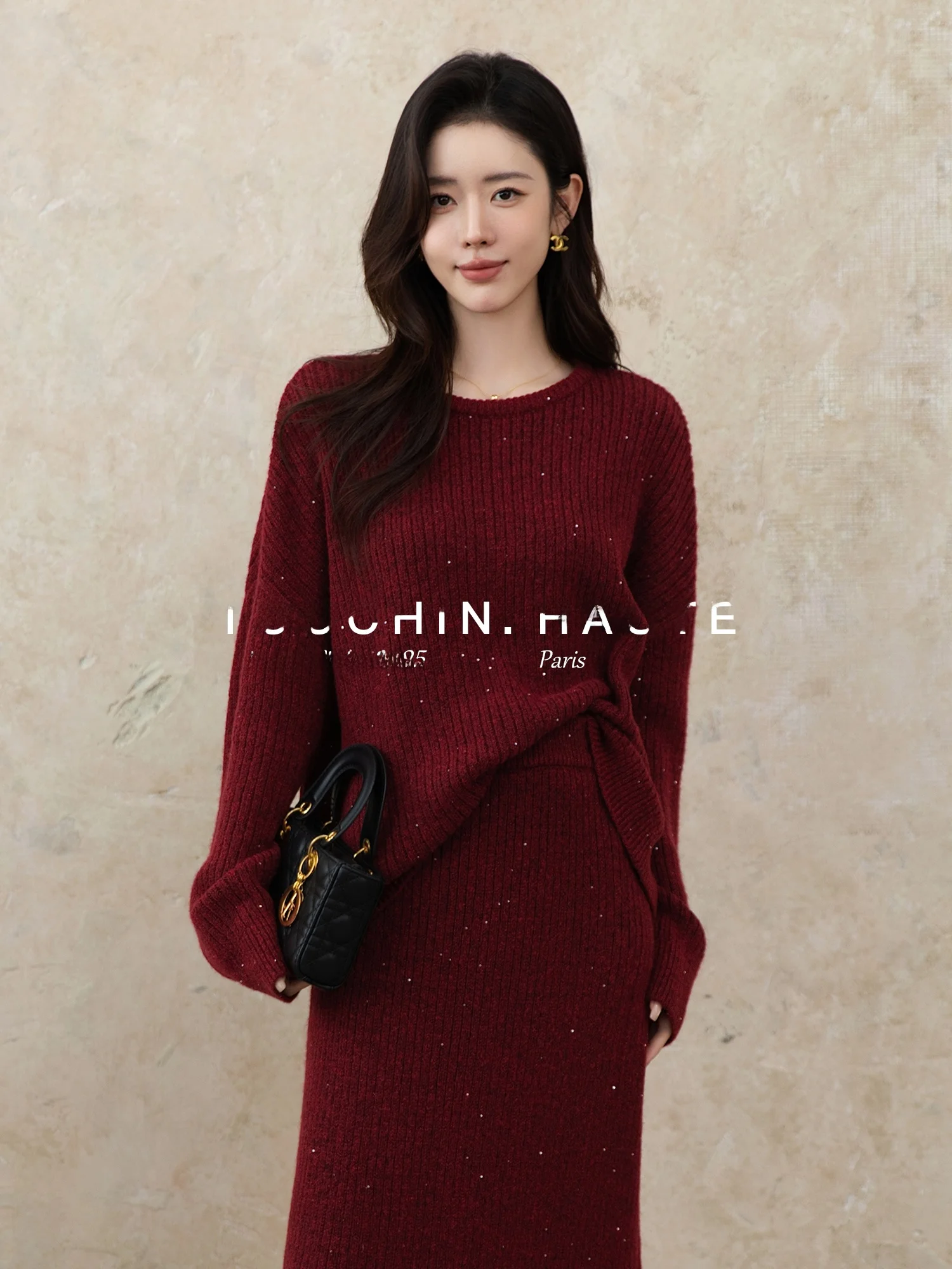 

Комплект из вязаного шерстяного свитера и юбки Rebecca Touchin Haute для женщин: Зимний модный образ с эффектом звездного сияния и бисерной отделкой Aosphere Sensation