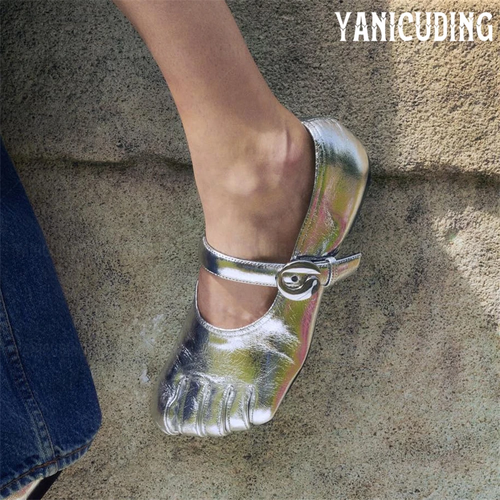 Five Toe Leather Flats Novelty Tabi Sandals Designer Style Buckle Shoes Cylindrical Heel Cross Straps Summer Sandals for Women