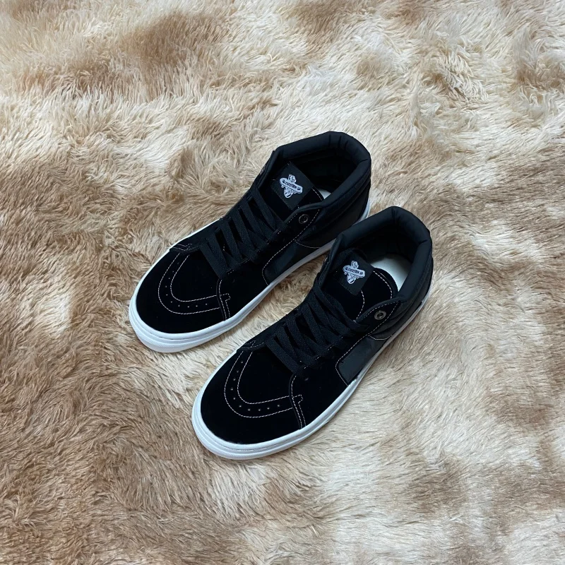 Black Mid-Top Sneakers for Commuting, Large Size Shoes for Men, Breathable Casual Trendy Shoes for Couples, Versatile Sneakers for Men