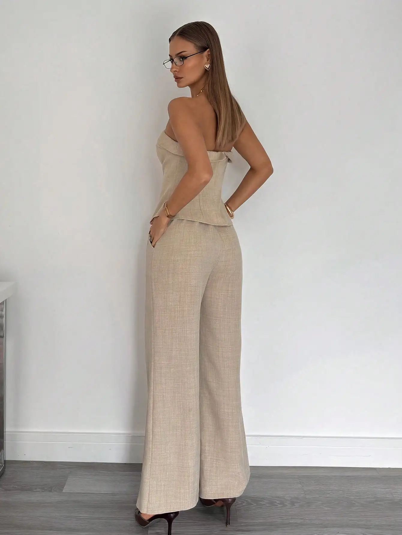 Beige tweedelig pak met strapless top & wijde pijpen voor op kantoor of casual wear