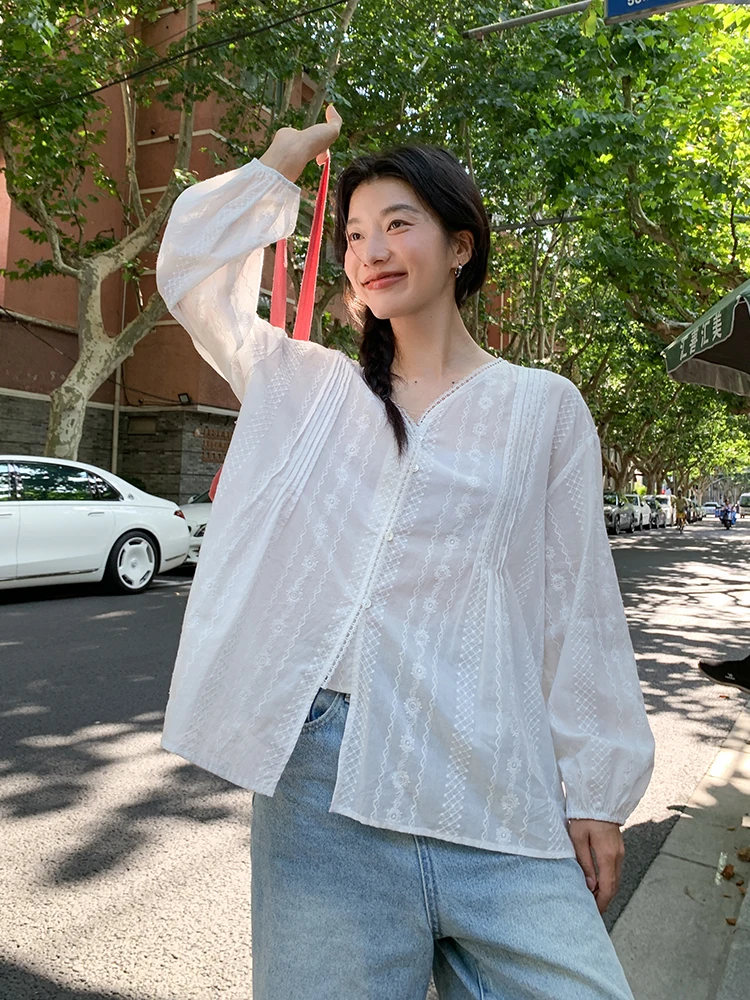 

Женская белая блузка с длинным рукавом, новинка весенней коллекции, свободного кроя, во французском стиле, с кружевными вставками, дышащая, с V-образным вырезом