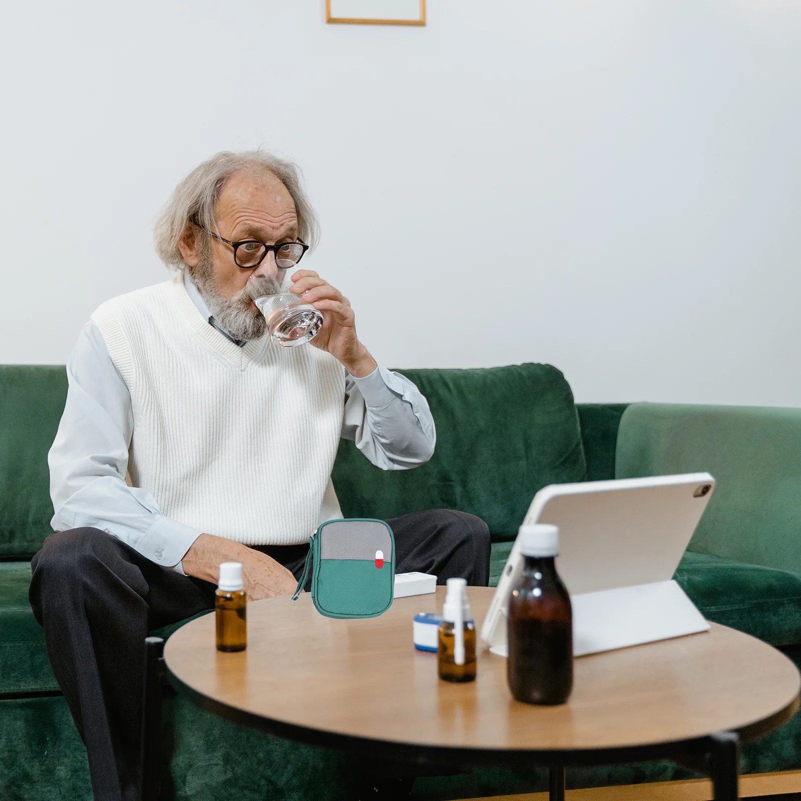 

Mini Portable Medicine Storage Bag Oxford Cloth Lightweight Waterproof First Aid Pouch for Travel Camping Hiking Outdoor