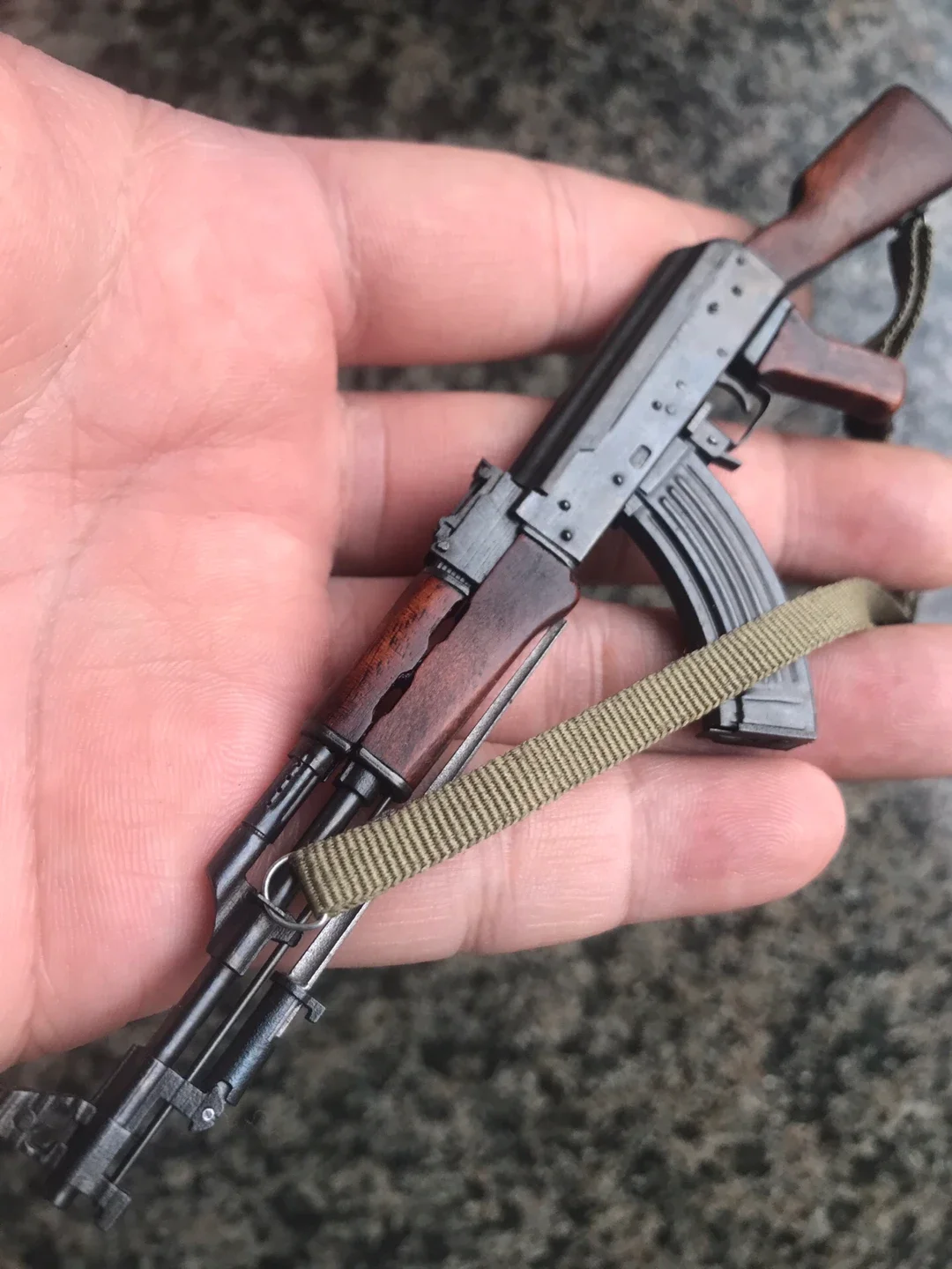 1/6 WWII Miniature Military Model Solid Wood Metal AK47 Rifle Gun Model Handmade Assembly Building Bricks Gun Figures