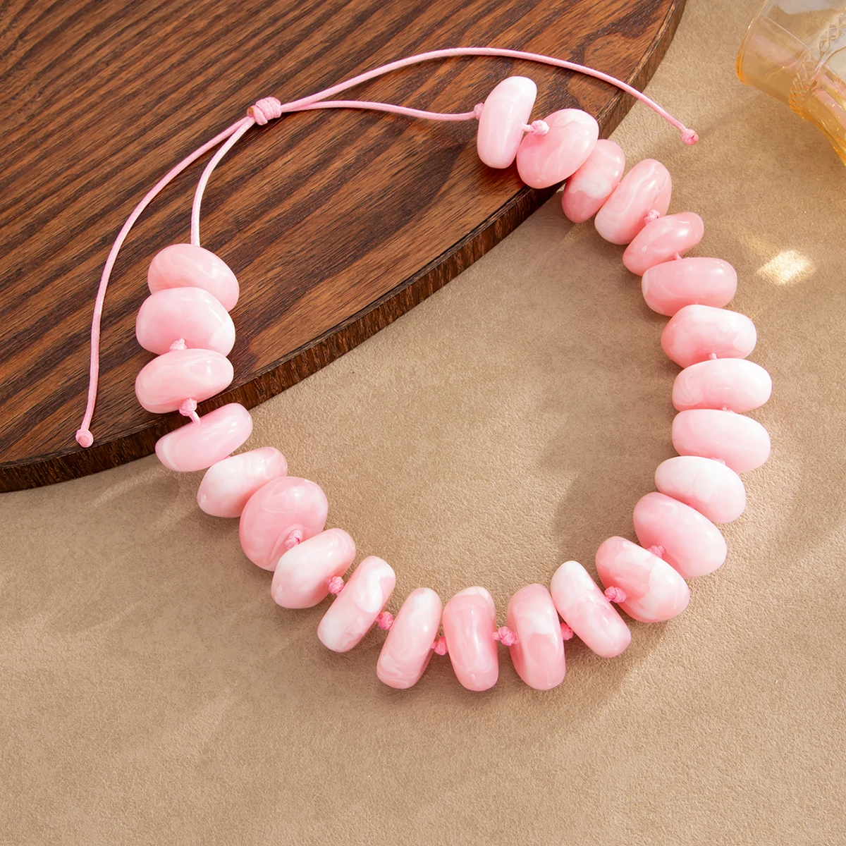 Ingemark 12 Farben Personalisierte Chunky Acryl-Perlen-Choker-Halskette für Frauen Boho Verstellbare Leder-Wachsseil-Kettenhalskette – Detail 12