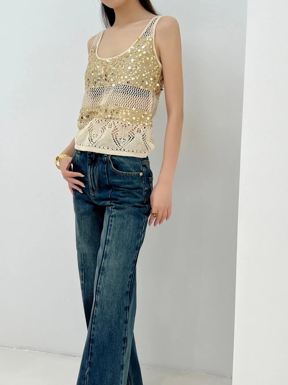 

Temperament versatile U-neck sleeveless women's blouse gold beads decorated hollow knitted halter undershirt 2024 new