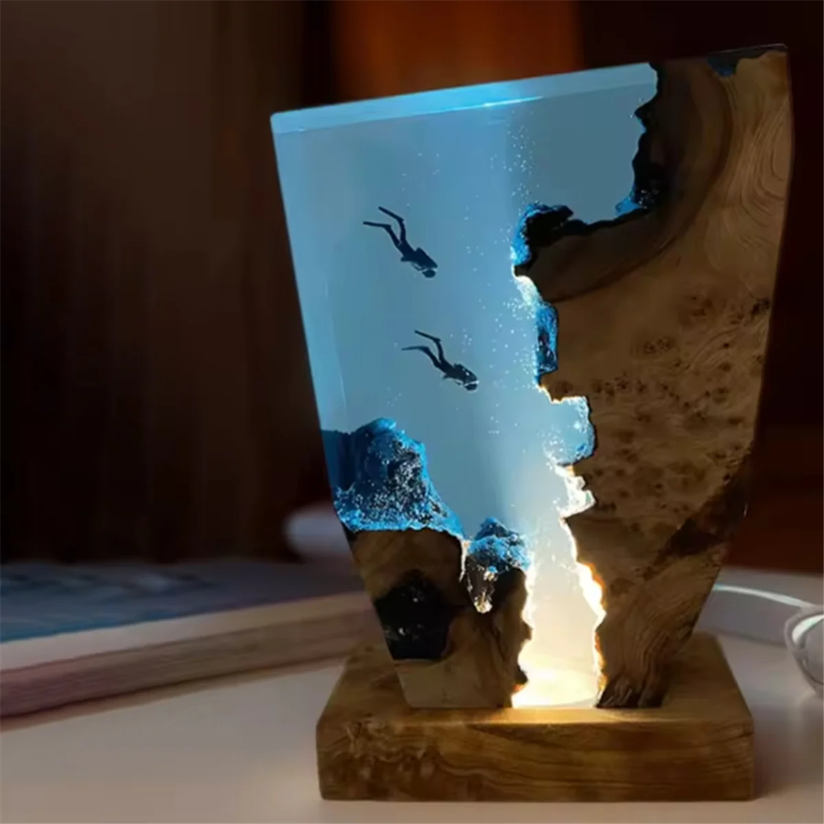 Lampada da tavolo in resina per organismo di esplorazione del fondo marino A74E Lampada da tavolo in resina per 2 subacquei Luce notturna a tema per esplorazione del fondo marino