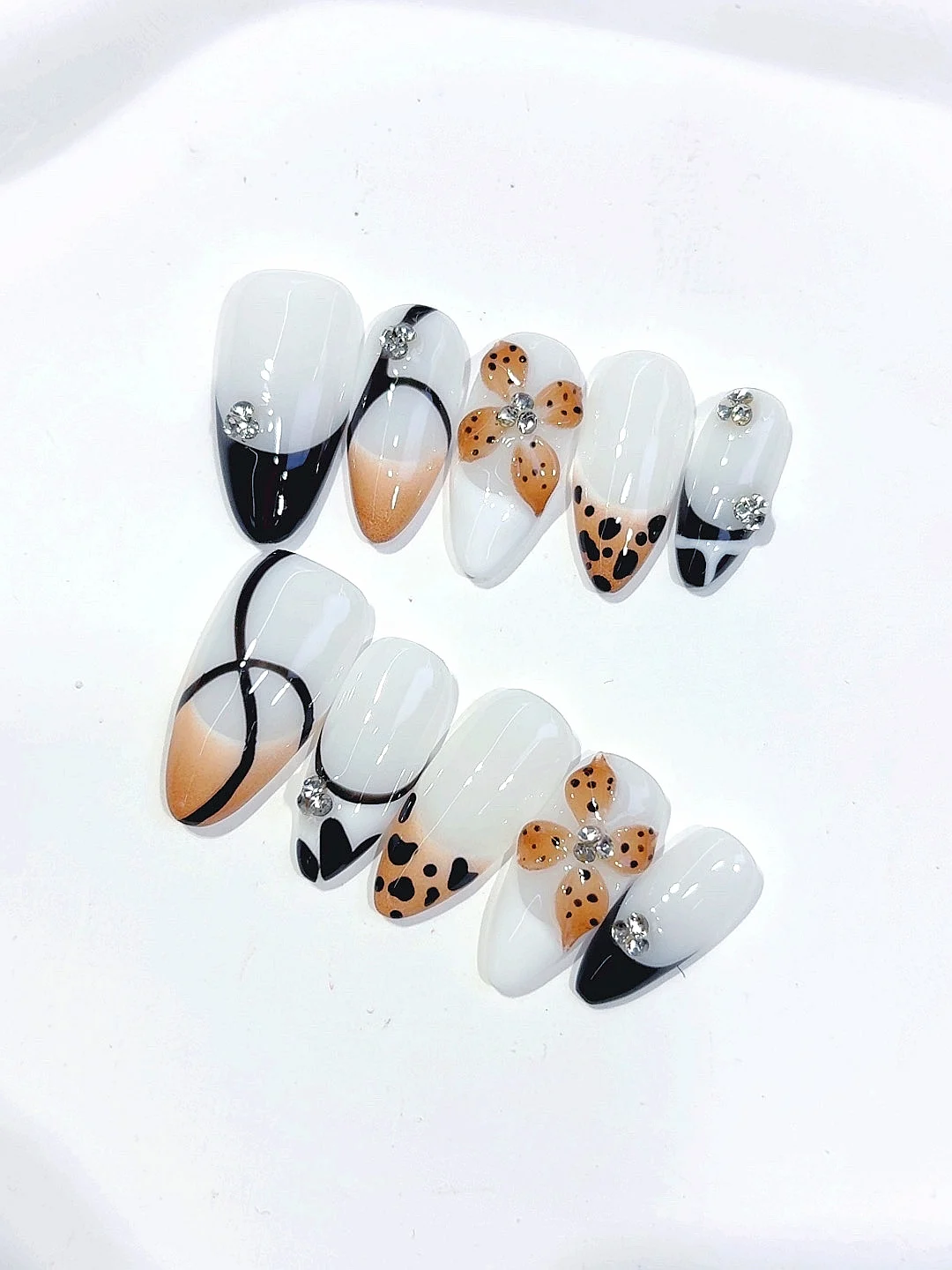 Leopardo blanco y flor 3D, diamantes de imitación, almendra, prensa en las uñas, juego de uñas postizas hechas a mano para mujeres (10 piezas) D558