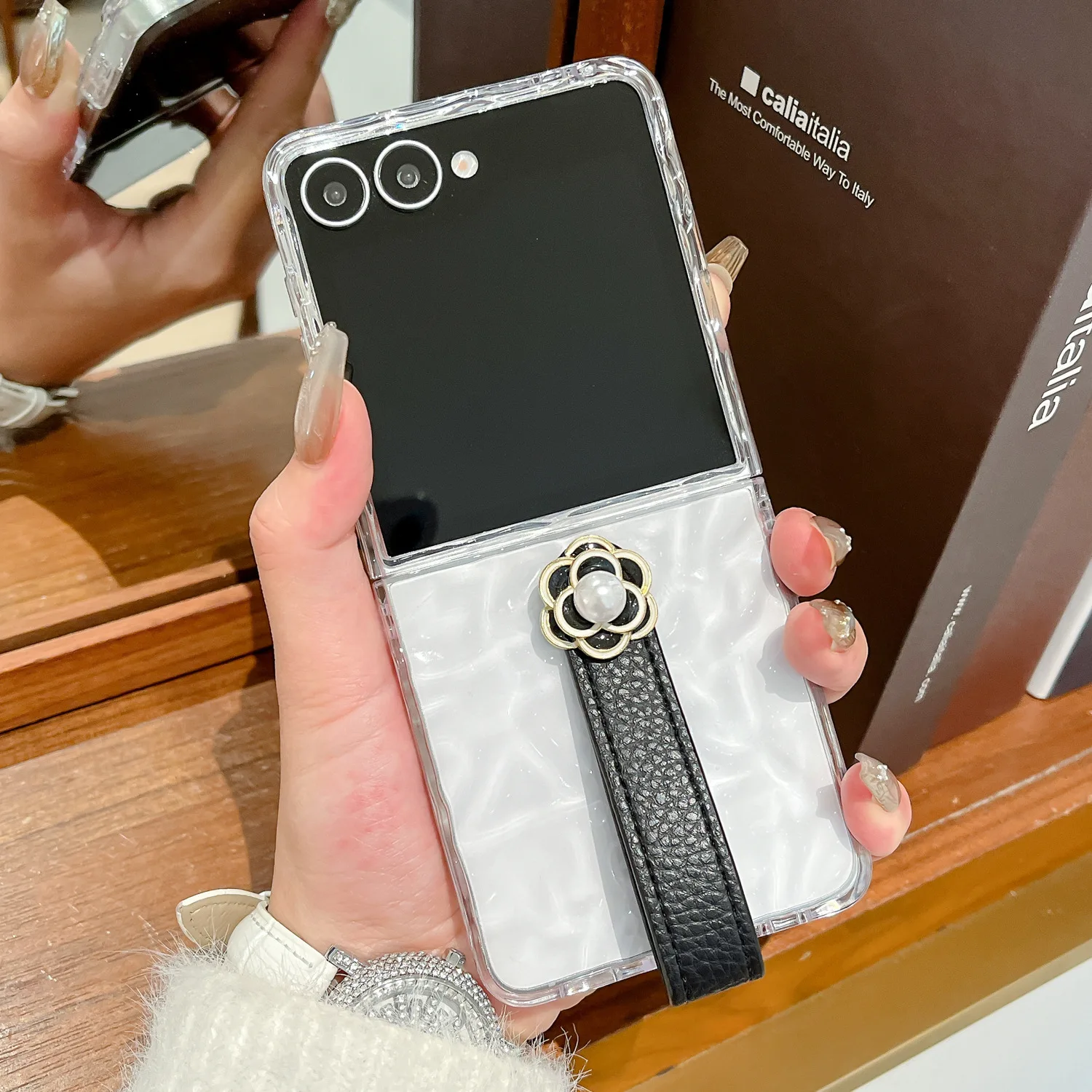 

Black White Strap Phone Case For Samsung Galaxy Z Flip 7 6 5 4 Protective Back Cover For ZFlip5 ZFlip6 ZFlip7 Case Shell