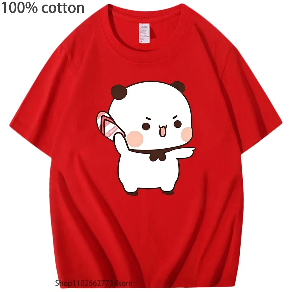 Kawaii Bubu rzucza klapkami w Dudu, bo to on drażni Bubu. Śmieszne koszulki z misiem, 100% bawełna, letnie ubrania damskie/męskie.