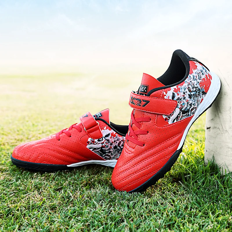 

A pair of children's four-season leather football shoes with stud detailing, wear-resistant football boots, sizes 30-38，XN-749